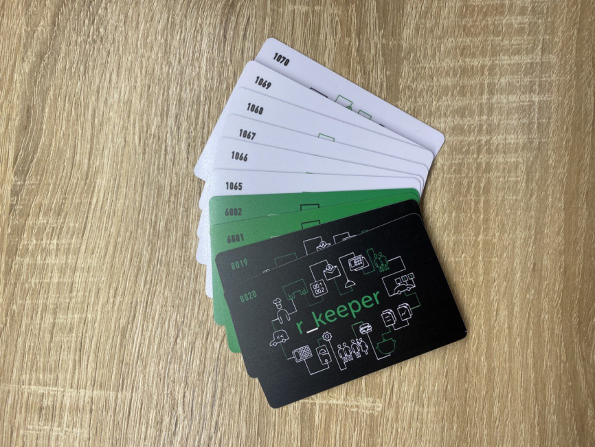 Пластиковая карта магнитная для сотрудников для системы R-Keeper 10 шт. БЗЧ (Белые 6шт, Зеленые 2шт, Черные 2шт) фото 1